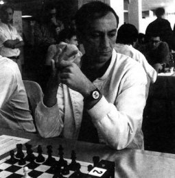 Bellón, en los años 90, al comienzo de una partida mirando algo a la derecha del tablero